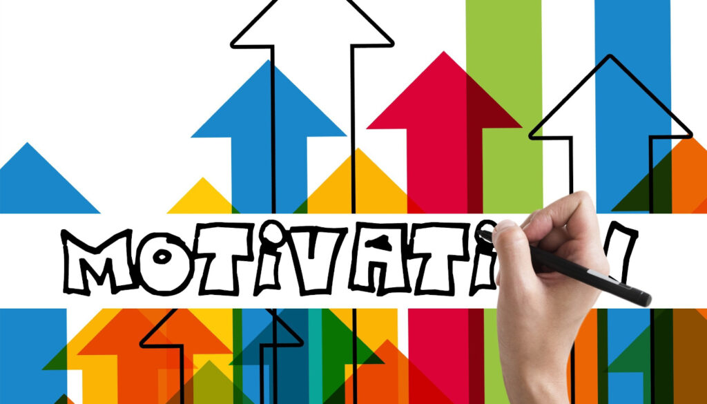 Grafika z wykresami kolorowych strzałek skierowanych do góry i ręką piszącą napis MOTIVATION